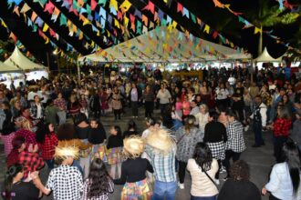 Festa Julina Solidária em Rio Grande da Serra reúne música, tradição e solidariedade na Praça da Bíblia