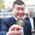 Prefeito Taka Yamauchi recebe medalha Challenge Coin da Polícia Militar