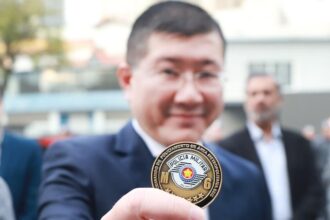 Prefeito Taka Yamauchi recebe medalha Challenge Coin da Polícia Militar