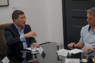 Governador Tarcísio se reúne com Taka e promete ajuda na Saúde nos próximos dia