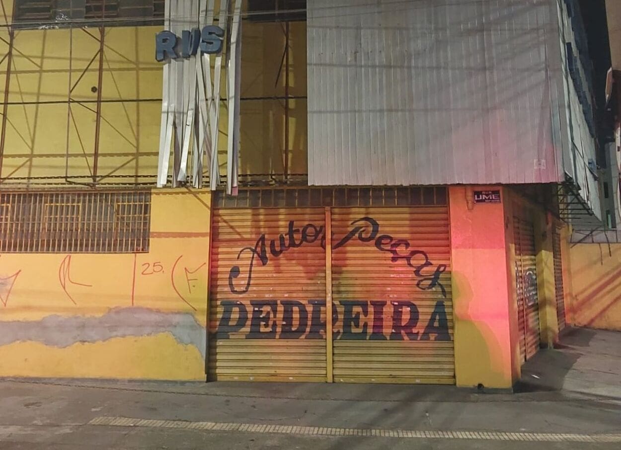 Indivíduos foram flagrados com materiais subtraídos e reconhecidos por testemunha no local do furto