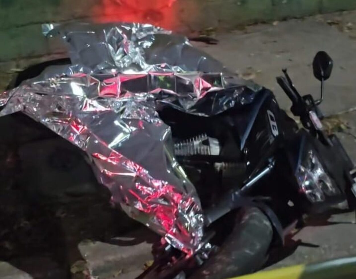 Criminosos, que também se envolveram no acidente, roubaram a moto de uma terceira pessoa que parou para prestar socorro e conseguiram fugir.