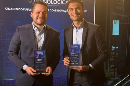 Gilvan recebe prêmios pelo CEP Digital e Siga Invest em Santo André. Foto: Divulgação