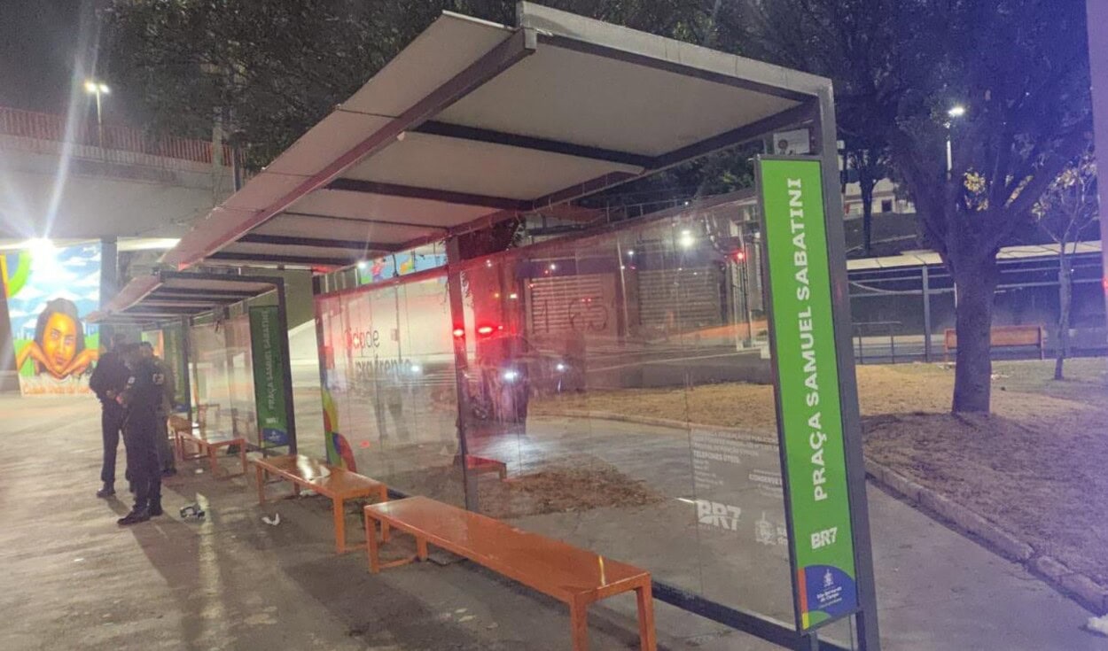 Dupla arrancava estrutura de alumínio do ponto de ônibus quando foram detectados pelas imagens da central de segurança