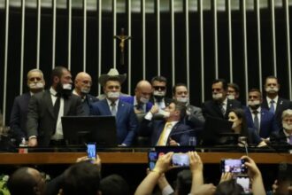 Após prisão domiciliar de Bolsonaro, clima esquenta na Câmara dos Deputados