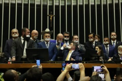 Após prisão domiciliar de Bolsonaro, clima esquenta na Câmara dos Deputados