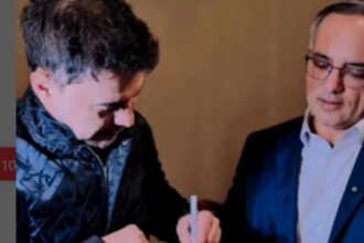 Em São Bernardo, Zezé Di Camargo doa violão autografado para o Fundo Social. Foto: Reprodução/Vídeo