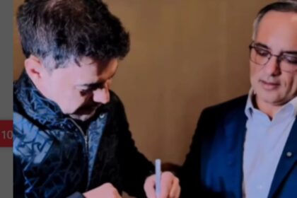 Em São Bernardo, Zezé Di Camargo doa violão autografado para o Fundo Social. Foto: Reprodução/Vídeo