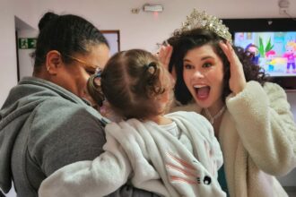 Emoção e gratidão marcam despedida do reinado na princesa do Chocolate