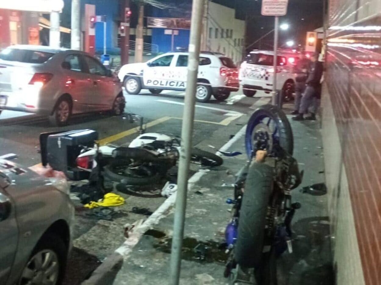 Fuga acaba em colisão entre motos e carro em São Caetano
