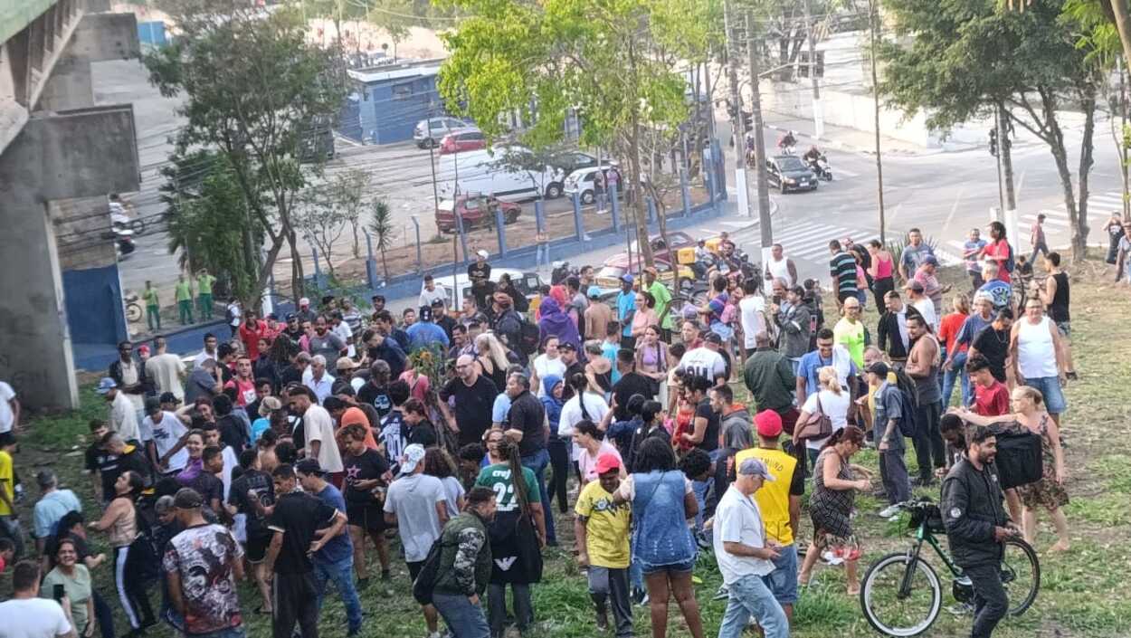 Chuva de dinheiro cai pela 5ª vez em Diadema; agora foram jogados R$ 2 mil a moradores 