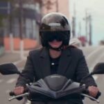 Pilotando uma moto, prefeita de São Bernardo, Jessica Cormick, testa Faixa Azul 
