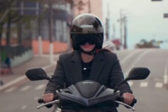 Pilotando uma moto, prefeita de São Bernardo, Jessica Cormick, testa Faixa Azul 