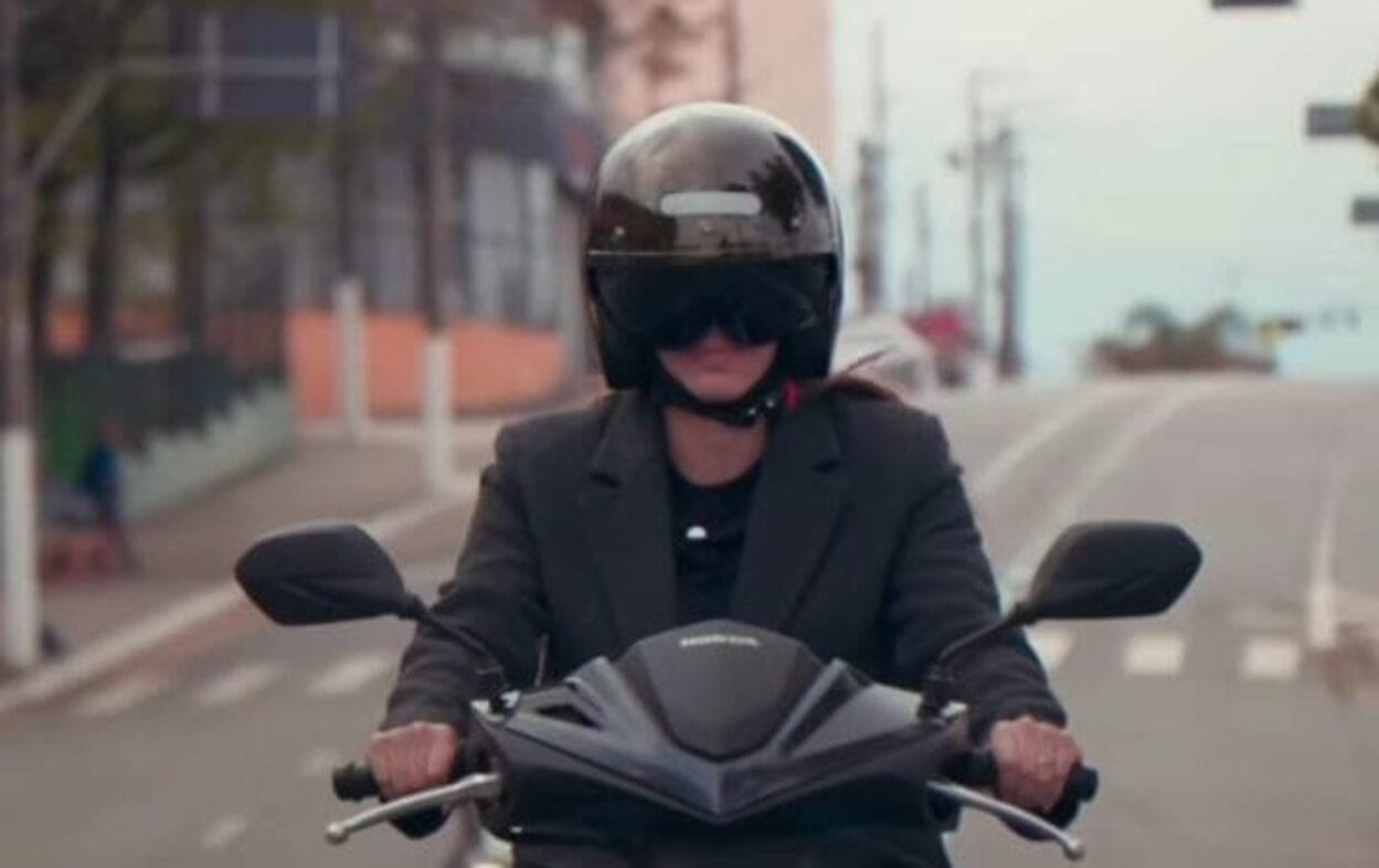 Pilotando uma moto, prefeita de São Bernardo, Jessica Cormick, testa Faixa Azul