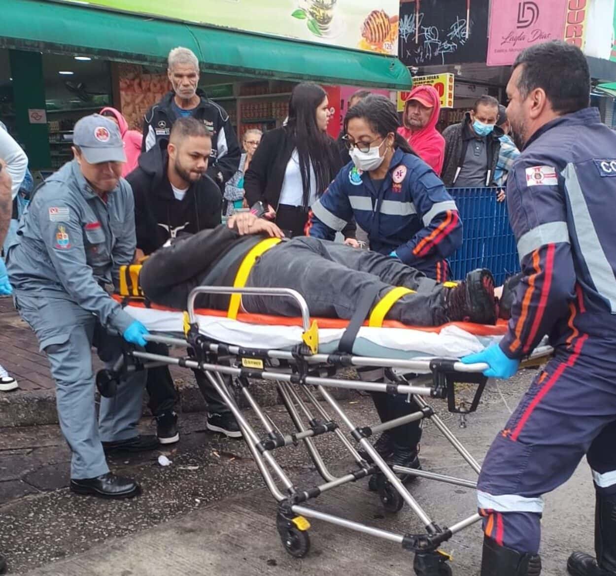 Socorristas levam motociclista para o hospital após acidente na av. Antonio Piranga.