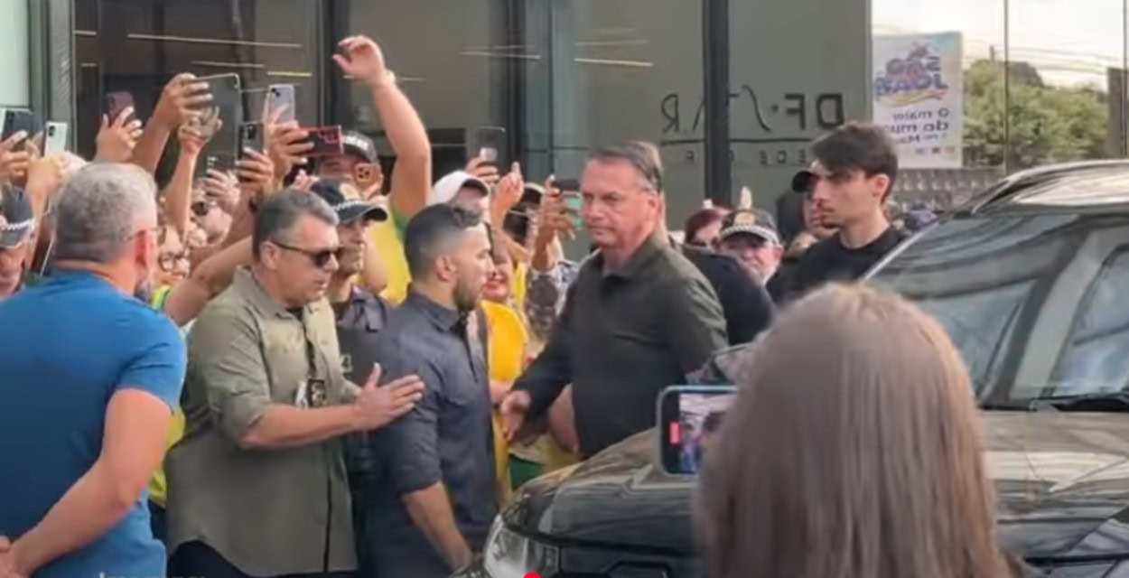Jair Bolsonaro passa por procedimento cirúrgico na pele