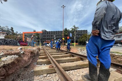 Prefeitura de Ribeirão Pires recebe vagões históricos e materiais ferroviários da CPTM