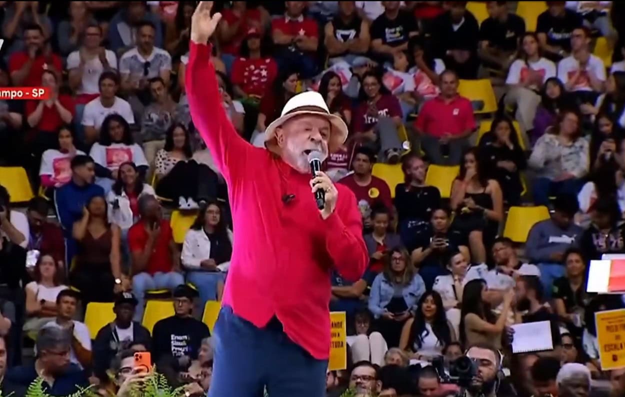 Em São Bernardo, Lula disse que jovens podem mudar de vida e vencer se estudarem.
