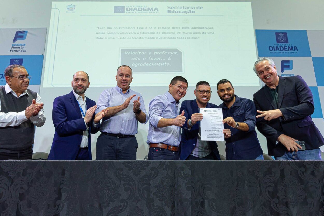 Diadema comemora o Dia do Professor triplicando o valor do abono para os profissionais