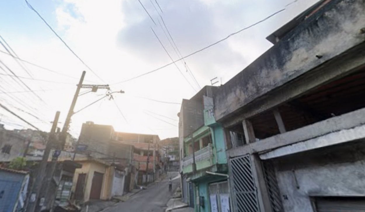 Após praticar feminicídio, homem tirou a própria vida no bairro Sítio dos Viana; filho do casal prestou depoimento e perícia foi acionada