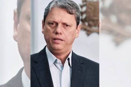 ‘Errei’, diz Tarcísio ao se desculpar por brincar com Coca-Cola em meio à crise do metanol