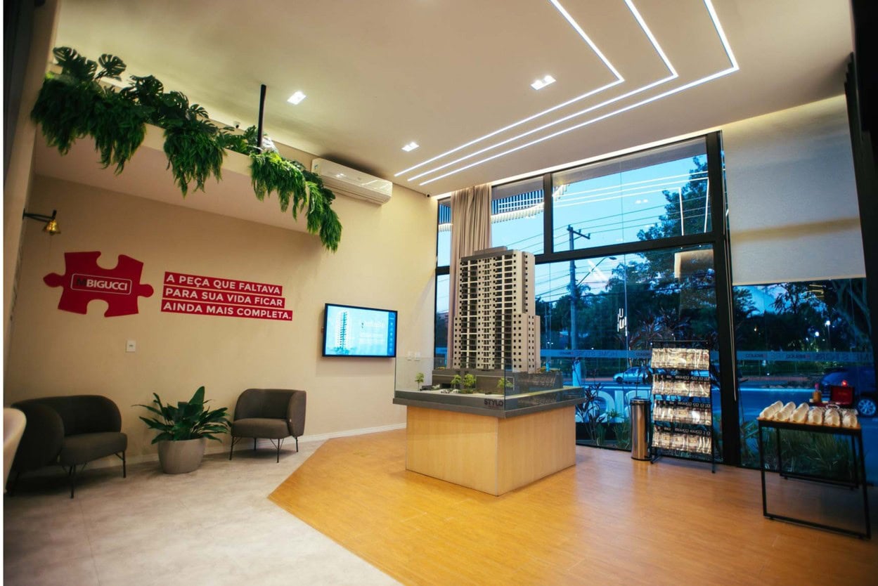 Com sala de imersão digital, arquitetura contemporânea, maquetes e decorado, o espaço oferece atendimento personalizado para quem busca um imóvel para morar ou investir