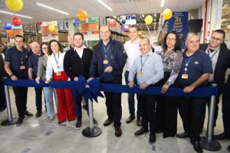 Durante inauguração de atacadista, prefeito de Santo André fala que seu 1º emprego foi em um supermercado
