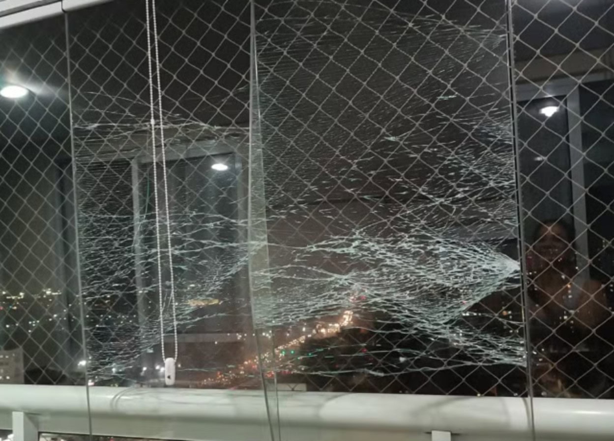 Impacto da explosão foi tão significativo que quebrou vidros de apartamentos em prédios vizinhos
