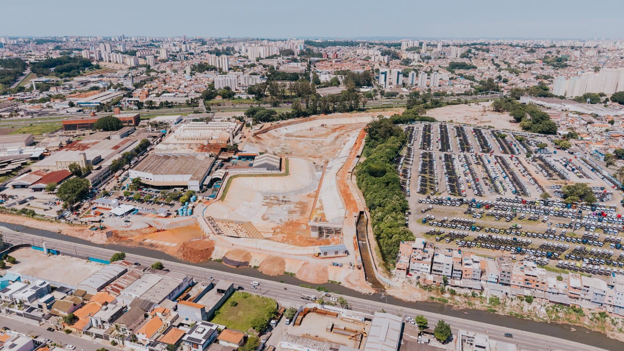 Com capacidade para armazenar até 900 mil m3 de águas pluviais, o equivalente a 360 piscinas olímpicas, o piscinão Jaboticabal contribui para o controle de inundações de uma área de até 100 km2 e vai beneficiar cerca de 1,5 milhão de pessoas no ABC e na capital.