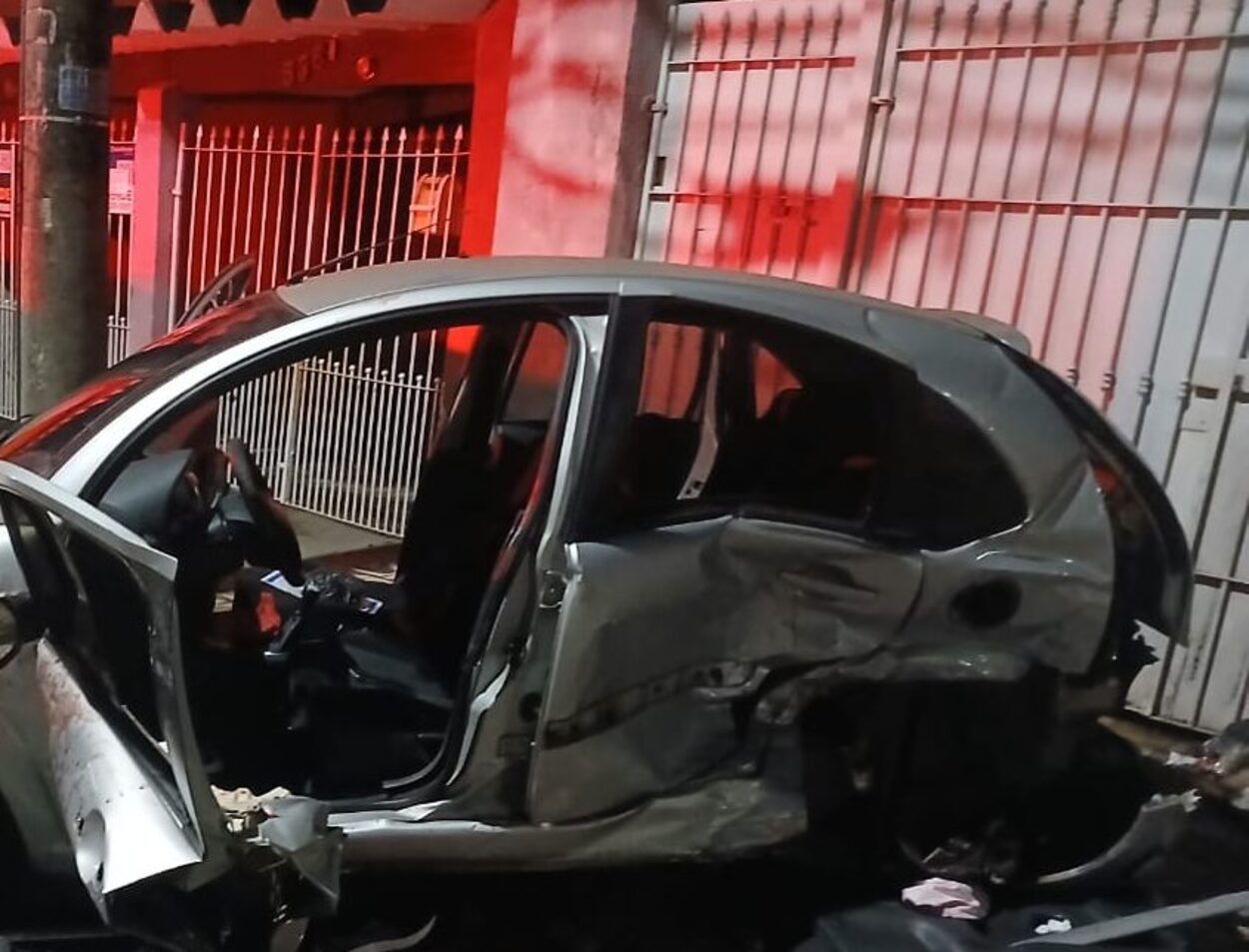 Perda de controle causa batida frontal entre Citroën C3 e VW Polo na Rua Javri; 3 vítimas foram para o CHM e 3 foram para hospital particular