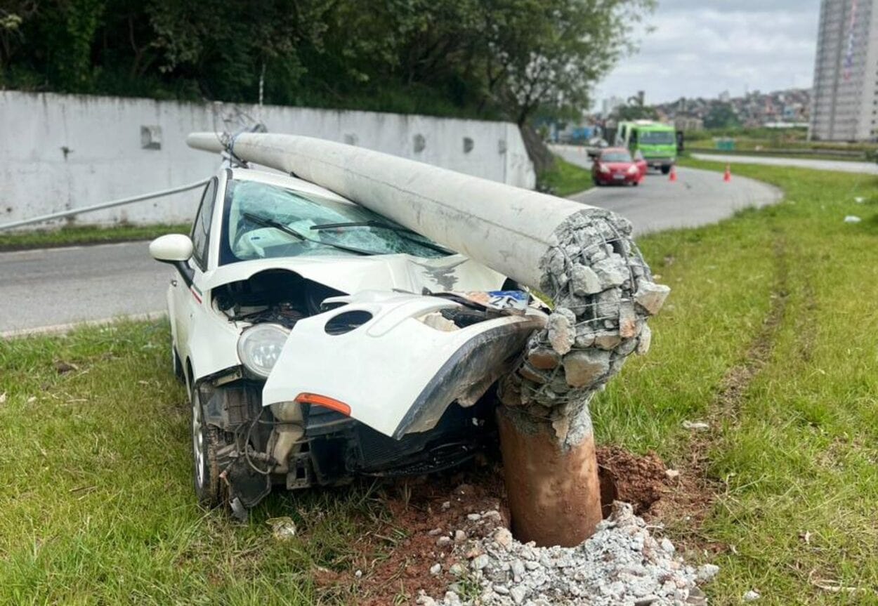 Acidente ocorreu na madrugada deste sábado (20); a condutora de 32 anos foi socorrida com escoriações Hospital de Urgência. Foto: ABCD Jornal