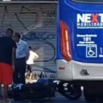 Acidente entre moto e ônibus deixa dois jovens feridos no centro de Diadema