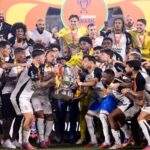 Tarcísio brinca com "previsão" de título do Corinthians durante inauguração de piscinão no ABC