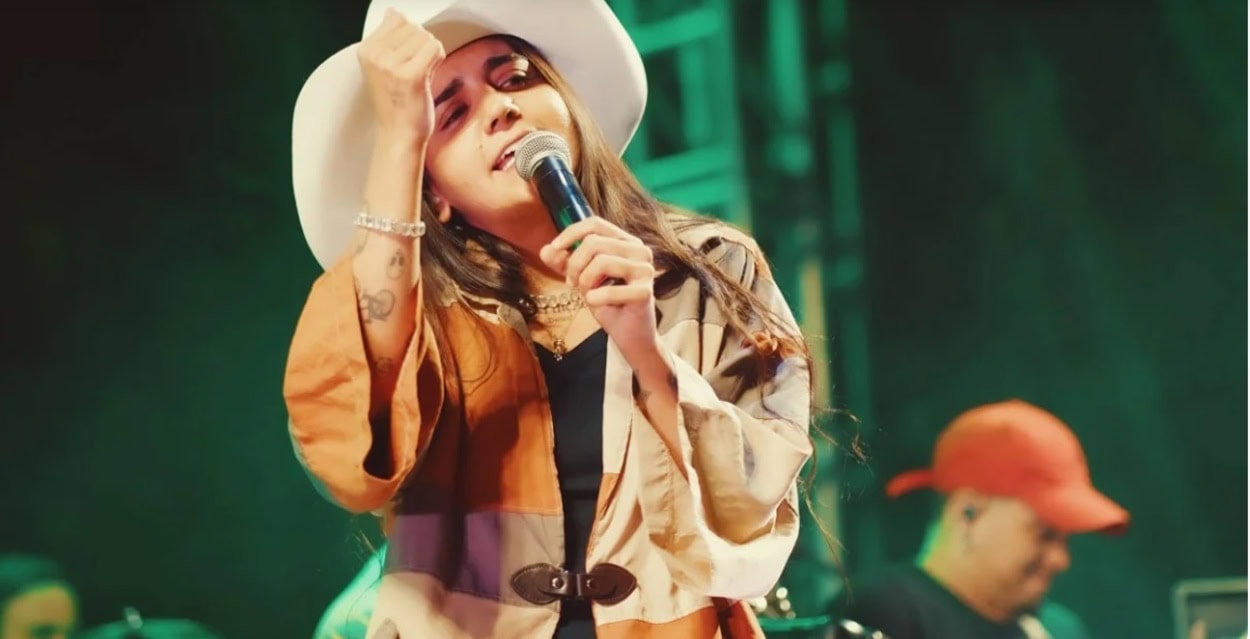 Yasmin Santos comanda a contagem regressiva em festa gratuita que começa às 14h; público pode colaborar com a doação de alimentos 