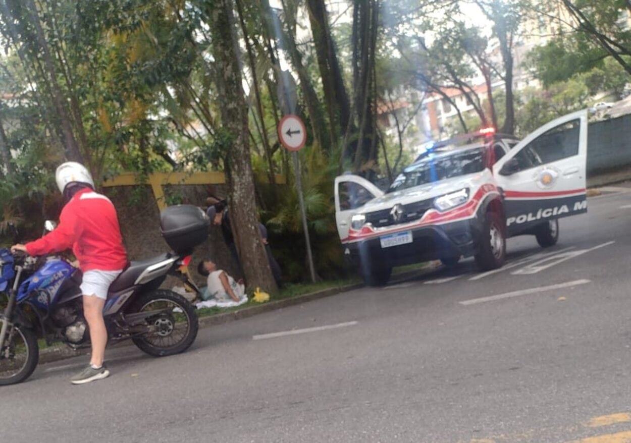 Casal é flagrado em ato íntimo em calçada na Vila Euclides; PM é acionada