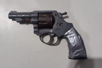 Força Tática detém dupla após perseguição e apreende arma em Santo André