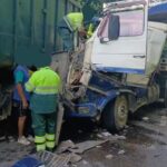 Engavetamento entre carretas e caminhão trava Rodovia Anchieta