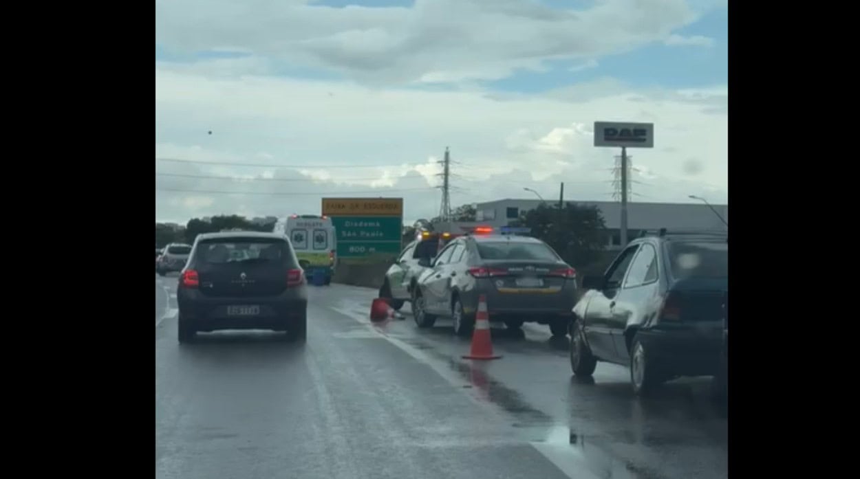 Acidente entre carro e moto deixa um ferido na Via Anchieta