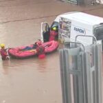 Homem é resgatado de bote após carro ficar ilhado em Diadema