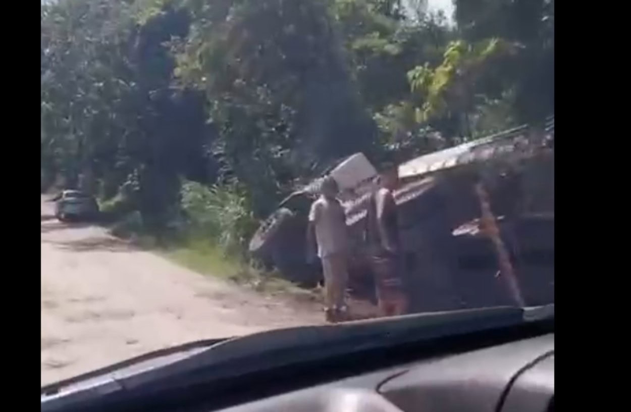 Caminhão tomba durante descarte irregular de entulho em São Bernardo