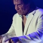 Roberto Carlos se irrita com conversa na plateia e ameaça expulsar fã de show