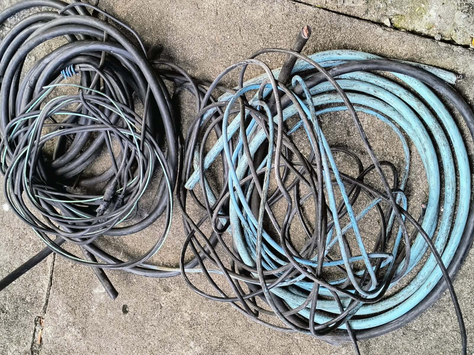 Com o indivíduo, foram encontrados cerca de cinco metros de cabos, além de um alicate e uma chave de boca.