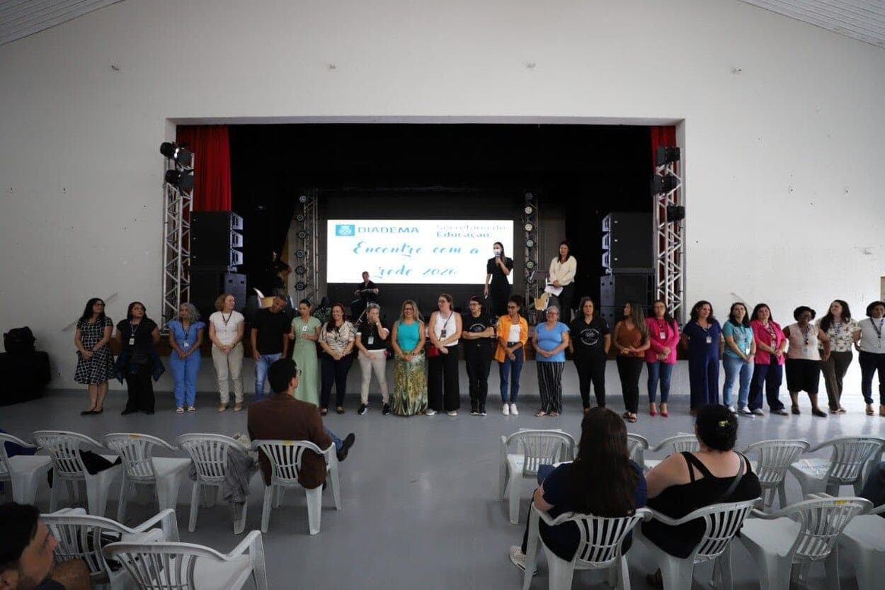 Medida anunciada em encontro com professores garante retomada de direitos funcionais, válida para todos os servidores públicos municipais