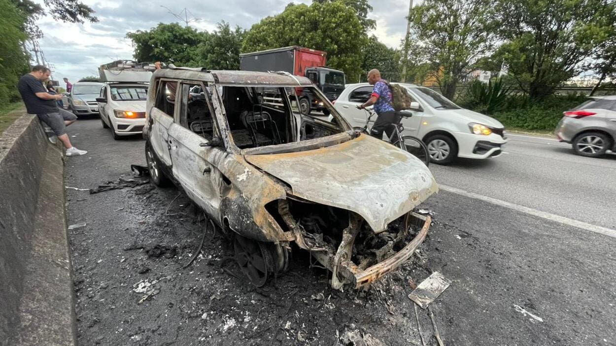 Motorista de SP que teve perda total de carro após pegar fogo na Anchieta faz campanha solidária