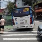 Veículos estacionados em curva travam ônibus e geram transtornos na Vila Luzita em Santo André