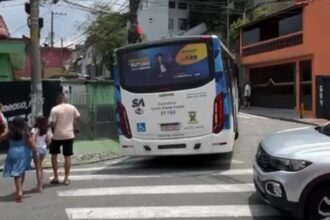Veículos estacionados em curva travam ônibus e geram transtornos na Vila Luzita em Santo André