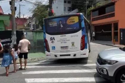 Veículos estacionados em curva travam ônibus e geram transtornos na Vila Luzita em Santo André