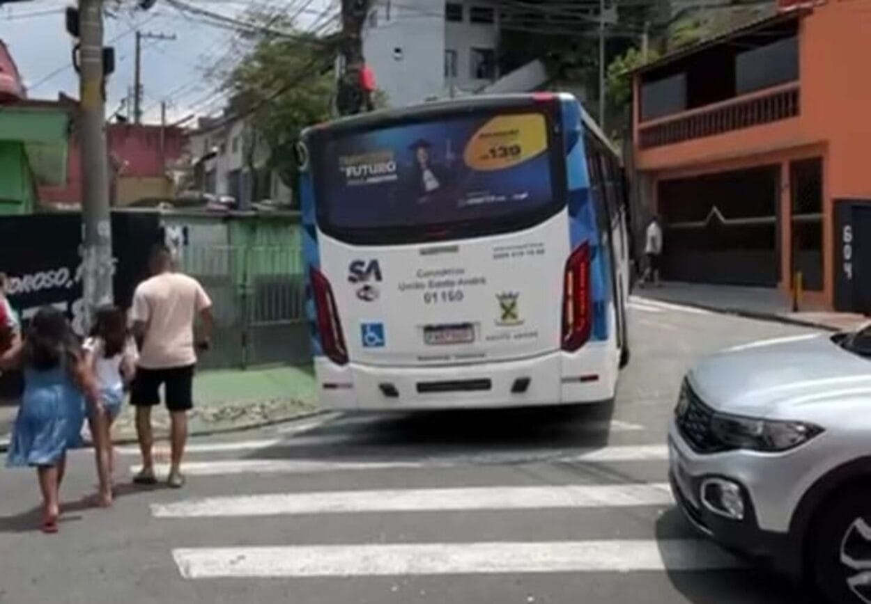 Veículos estacionados em curva travam ônibus e geram transtornos na Vila Luzita em Santo André