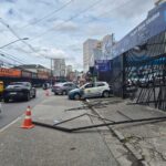 Criminosos usam carro para derrubar portão e furtar concessionária no Centro de São Bernardo