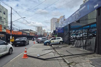 Criminosos usam carro para derrubar portão e furtar concessionária no Centro de São Bernardo